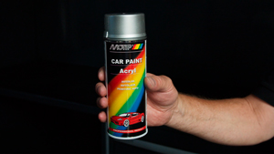 tinta acrilica em spray da motip para reparar pequenos riscos na pintura do carro